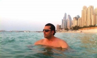 باسم ياخور يسبح في البحر بنظارته!