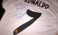 رونالدو يهدي لاعب إماراتي قميصه وتوقيعه الخاص