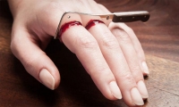 غريب، خاتم دموي مثير للجدل!