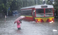 الفيضانات تغرق مومباي الهندية: قتلى وجرحى بانهيار مبنى
