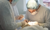 جراحون روس يعيدون رأس رجل إلى موضعها بعد فصلها تقريبا في حفل عيد ميلاده