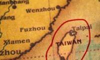 الصين غاضبة بسبب تايوان وتحذير لبريطانيا واستدعاء لسفير أميركا