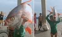 فلبيني يصطاد سمكة عملاقة