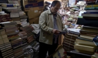 عامل نظافة يؤسس مكتبة كبيرة من الكتب الملقاة في النفايات