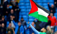 الجزائري محرز يرفع علم فلسطين خلال احتفال السيتي بلقب 
