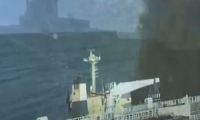 غارات أميركية بريطانية على الحديدة واستهداف سفينة شحن بالبحر الأحمر