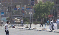  شاب مصري أعزل يواجه دبابة رافعاً يديه.. لكنه لم يسلم من رصاص الجيش