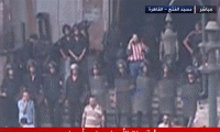  قوات الأمن تحاول اقتحام مسجد الفتح 