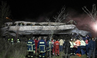 29 قتيلا و85 جريحا بعد تصادم بين قطارين باليونان