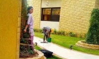 أسرة سعودية تقيّد عاملة منزل أجنبية في الفناء الخارجي