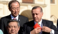 أردوغان ينحني ليرفع علم تركيا عن الارض