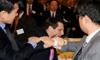 اصابة مارك ليبرت السفير الأمريكي بجروح بعد الاعتداء عليه بسكين في كوريا الجنوبية
