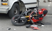 اصابة شاب في حادث بين دراجة نارية وسيارة