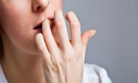 ‫قضم الأظافر عادة ذميمة تهدد الصحة