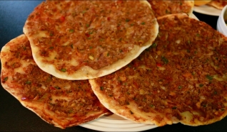 طريقة عمل لحم بعجين على الطريقة اللبنانية