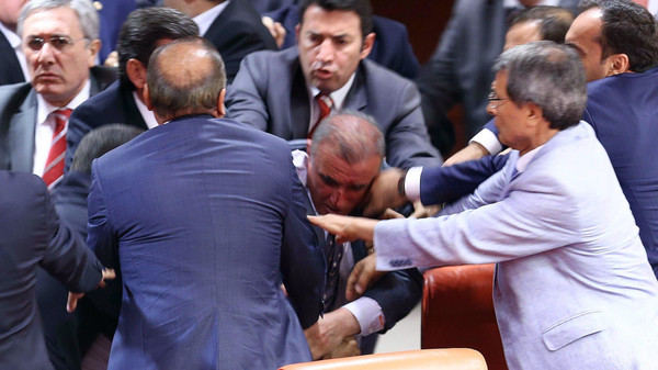 داعش يتسبب بعراك عنيف في البرلمان التركي