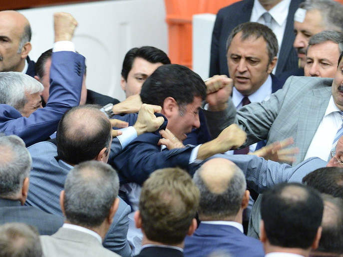 داعش يتسبب بعراك عنيف في البرلمان التركي