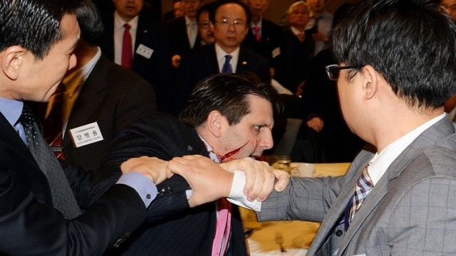 اصابة مارك ليبرت السفير الأمريكي بجروح بعد الاعتداء عليه بسكين في كوريا الجنوبية